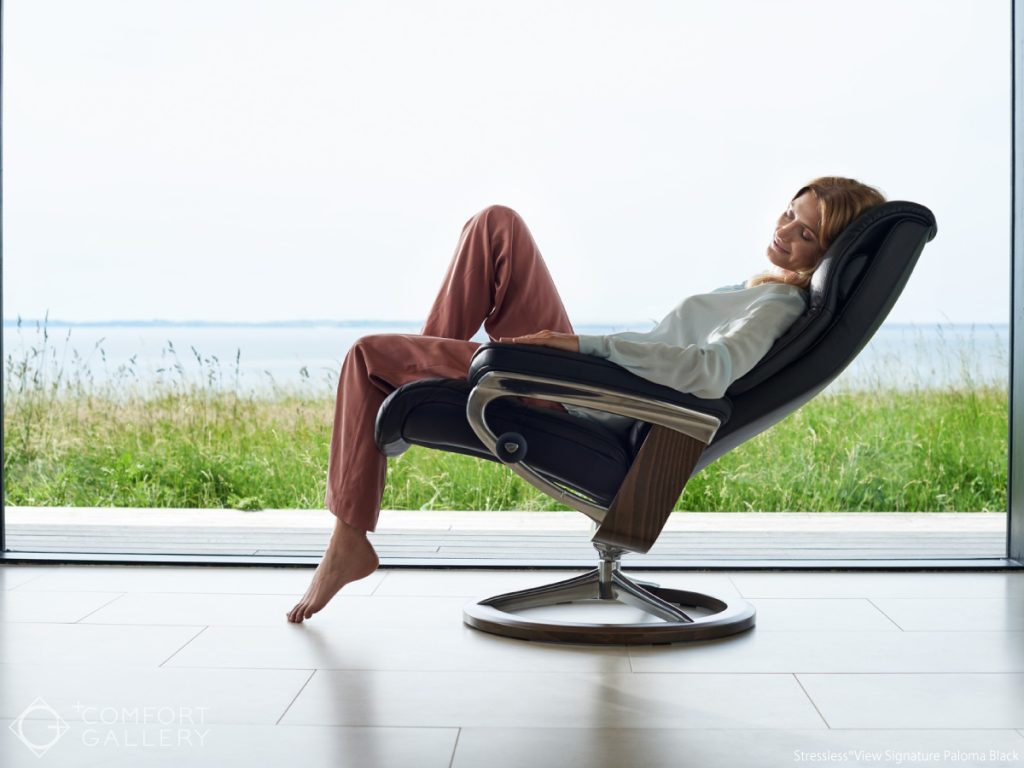 ストレスレス®リクライニングチェアに女性が座り、寝ている様子