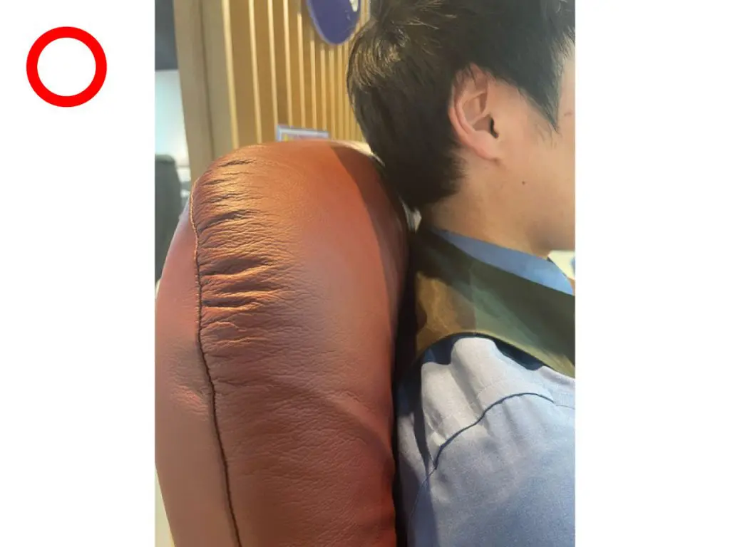 チェアの背もたれの高さがフィットしてる写真